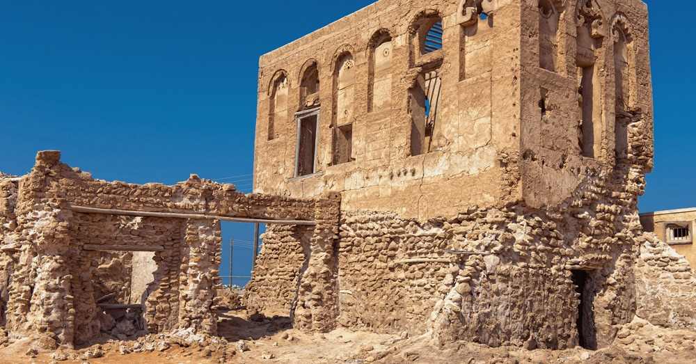 Step back in time with the mesmerizing ruins of the abandoned town of Jazirat Al Hamra, showcasing the beauty of the old Emirati architecture.